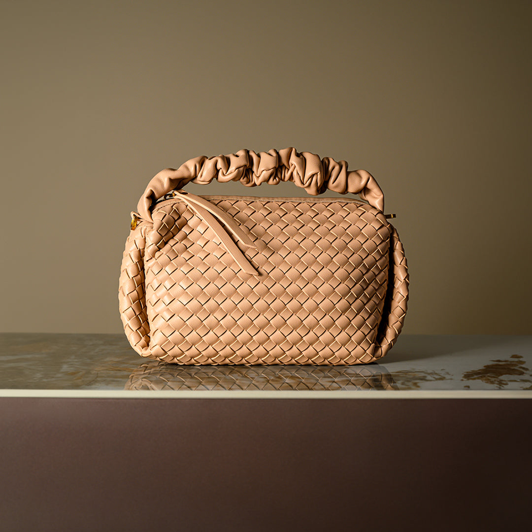 Meluraya Puisi Handbag