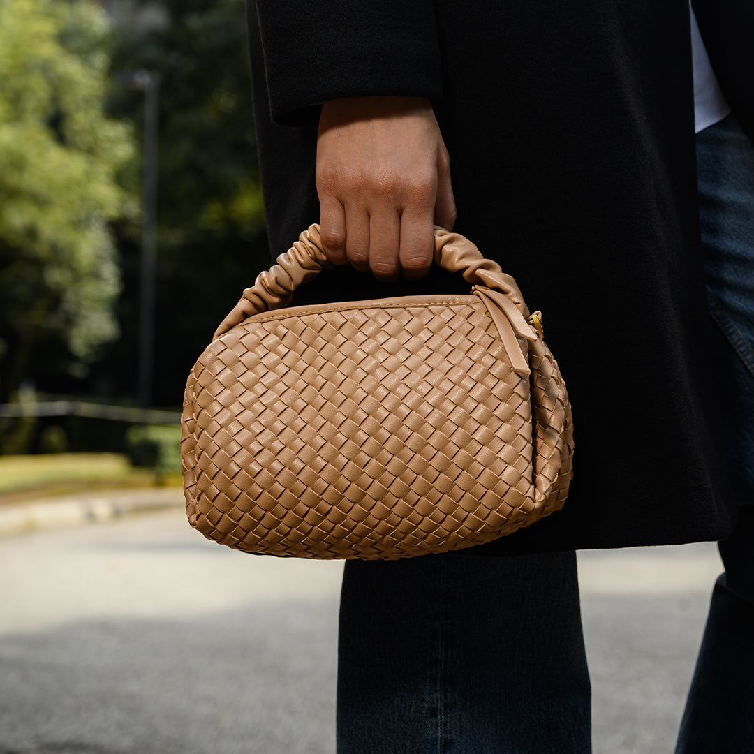Meluraya Puisi Handbag