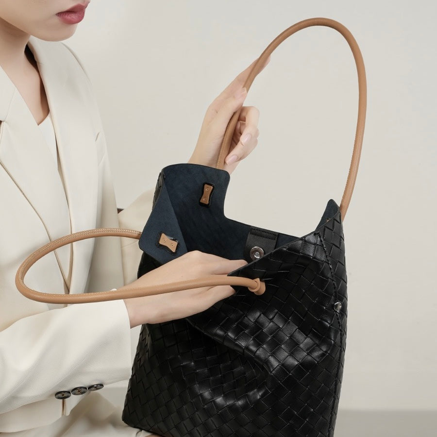 Meluraya Rangkai Shoulder Bag