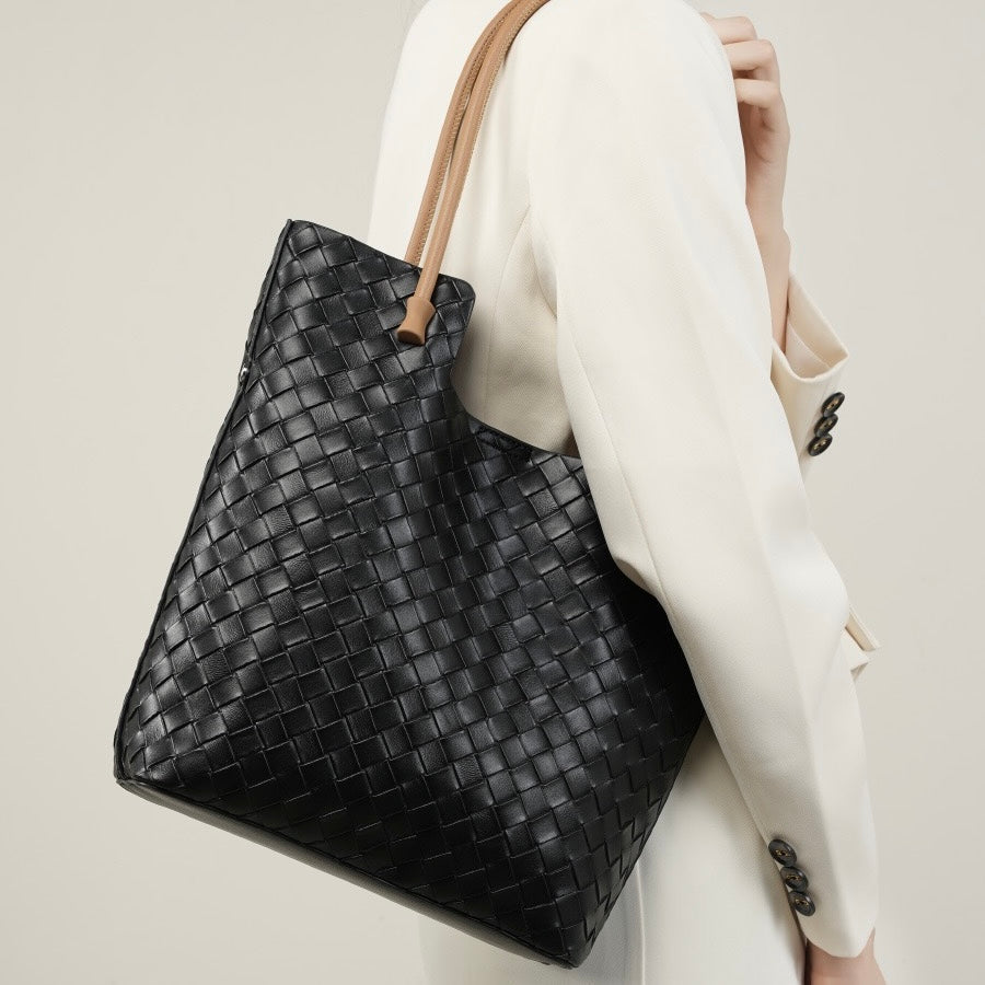 Meluraya Rangkai Shoulder Bag