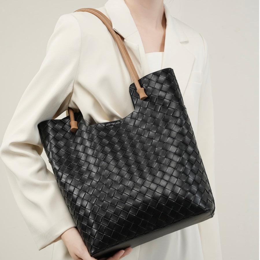 Meluraya Rangkai Shoulder Bag