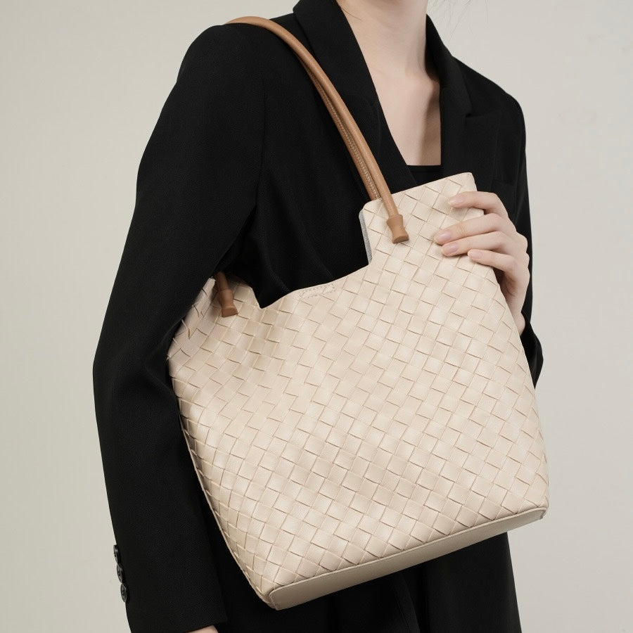 Meluraya Rangkai Shoulder Bag
