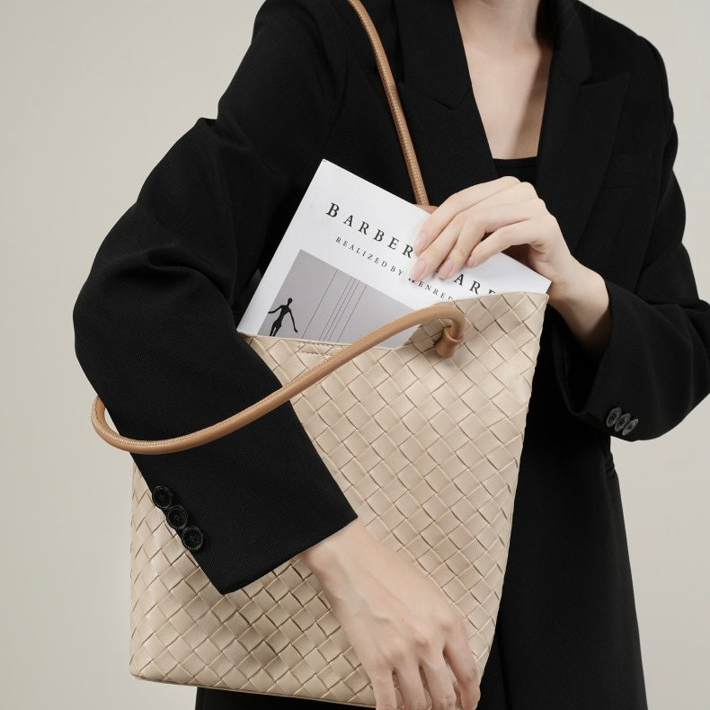 Meluraya Rangkai Shoulder Bag