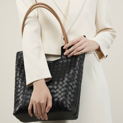 Meluraya Rangkai Shoulder Bag