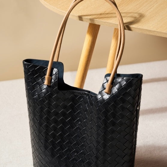 Meluraya Rangkai Shoulder Bag
