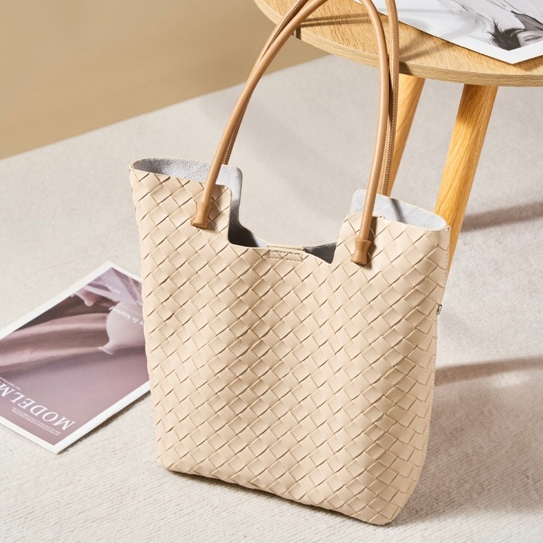 Meluraya Rangkai Shoulder Bag