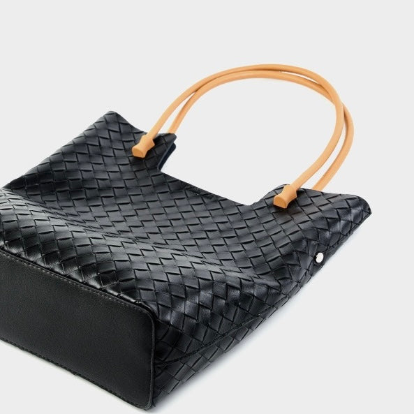 Meluraya Rangkai Shoulder Bag