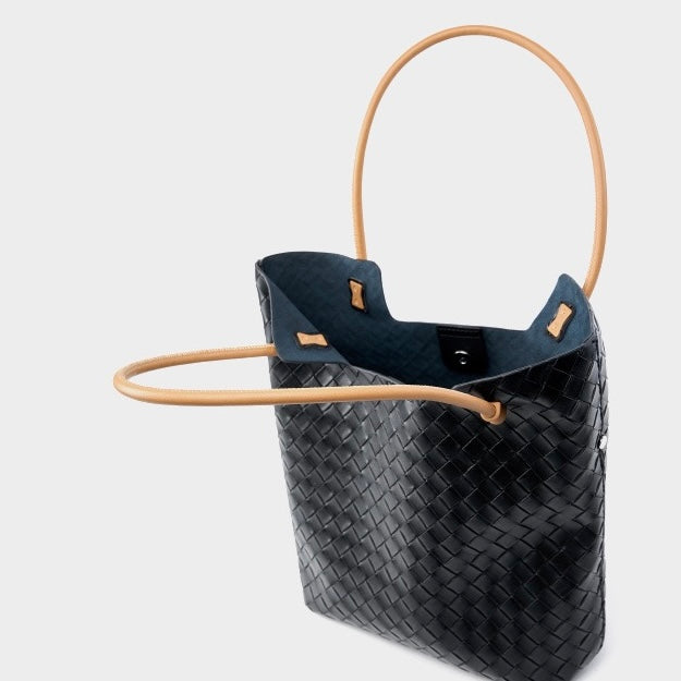 Meluraya Rangkai Shoulder Bag