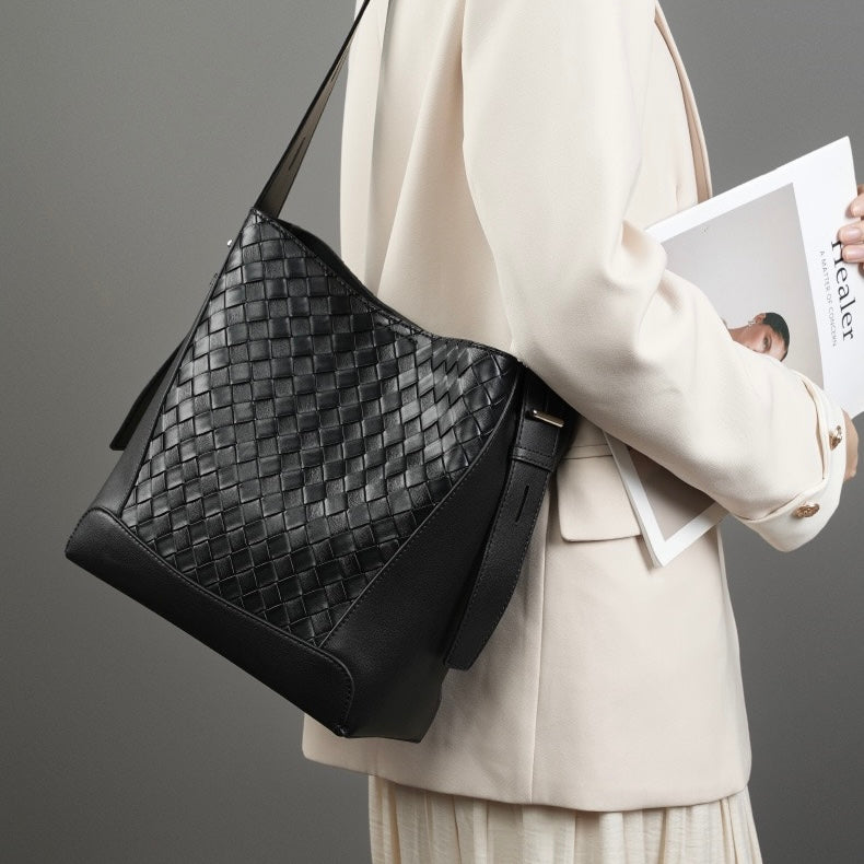 Meluraya Laksana Crossbody Bag