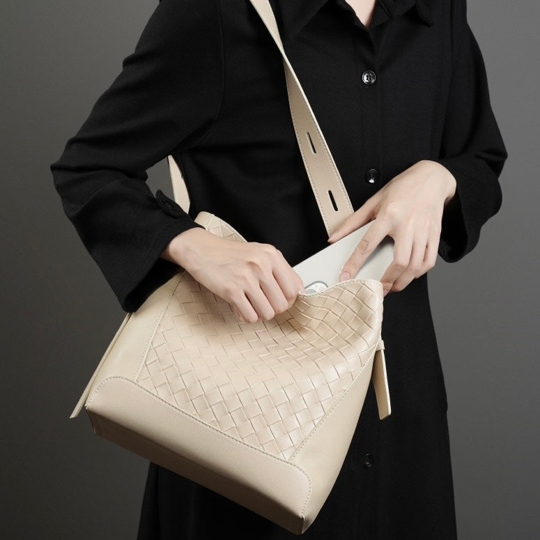 Meluraya Laksana Crossbody Bag