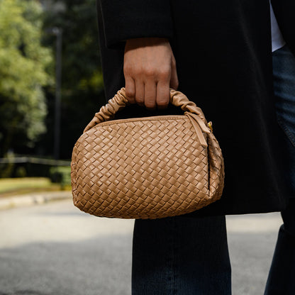 Meluraya Puisi Handbag