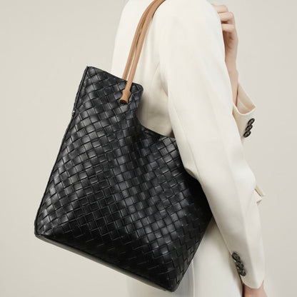 Meluraya Rangkai Shoulder Bag