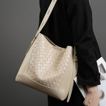 Meluraya Laksana Crossbody Bag